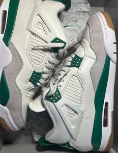 Jordan 4 retro SB. Pine green  size 8